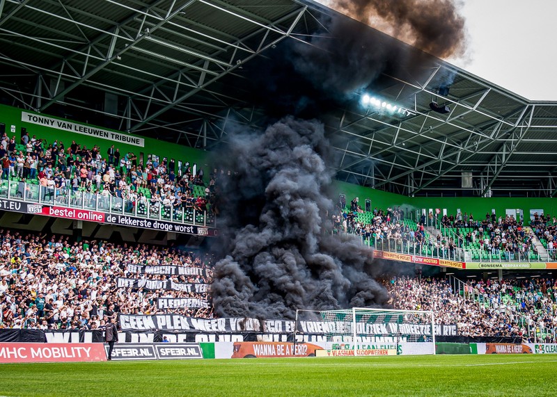 Kinh hoàng bom khói xuất hiện trong trận đấu của Ajax